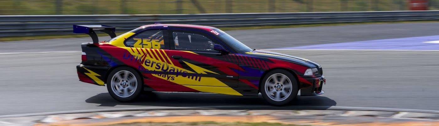 De DriversDays-BMW met startnummer 256 op het circuit